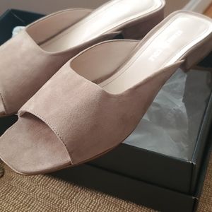 Kenneth Cole size 10 taupe suede slides